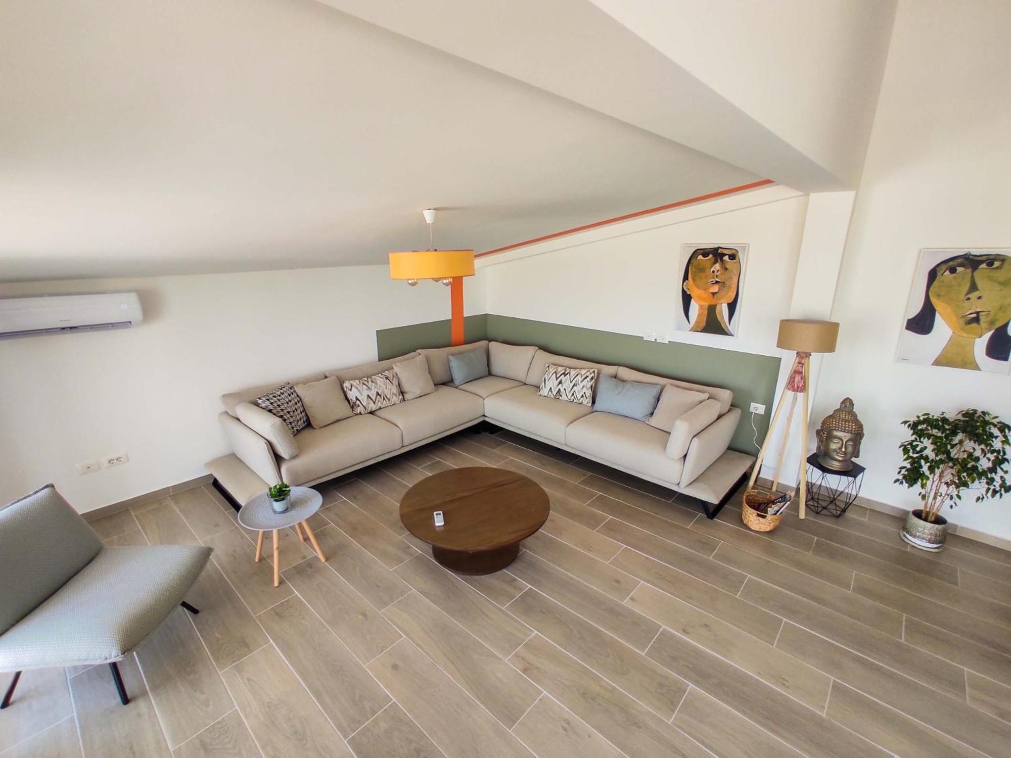 Luxurious Attic Apartamento Tragjas